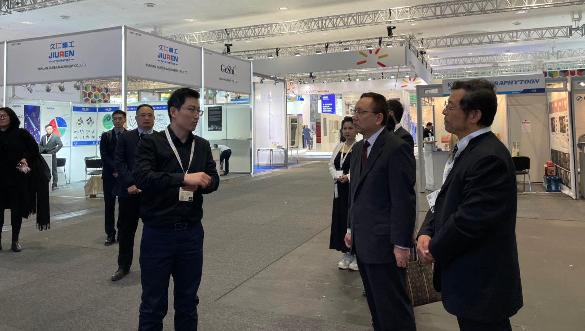 At Hannover Messe 2023, the Chinese Consul General in Germany visited the booth of WEMET Lift Machinery